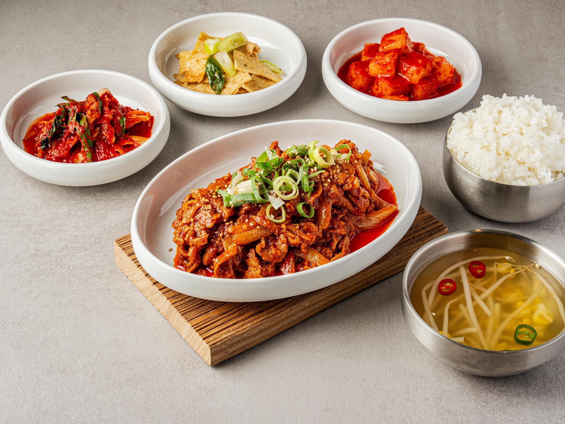 종로 프랜차이즈 보쌈 메뉴촬영, 황동 그릇 정찬·해물탕 한상