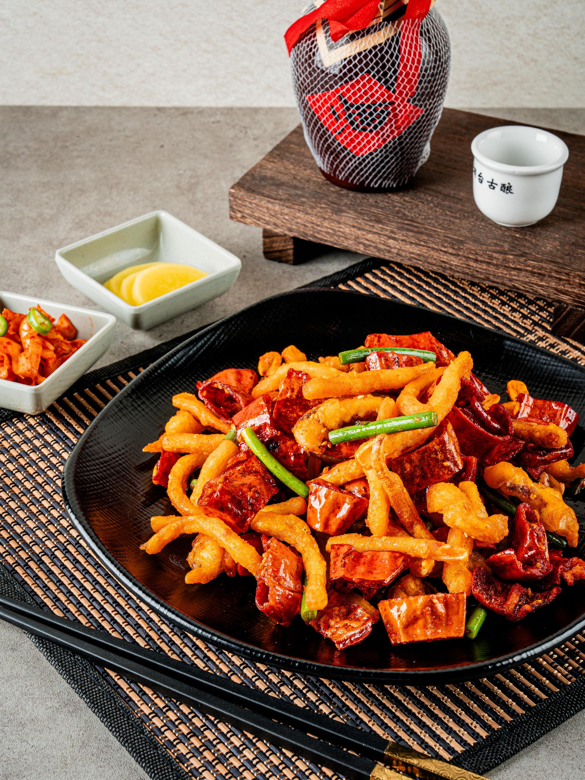 영통 중식 포스터 촬영, 술 단지·검은 그릇 외벽 필름지컷