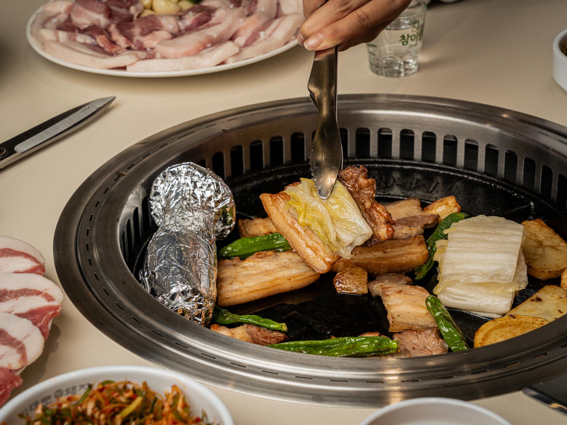 지대로 맛돼지 손님 연출컷 플레이스촬영 8 - 소몽스튜디오