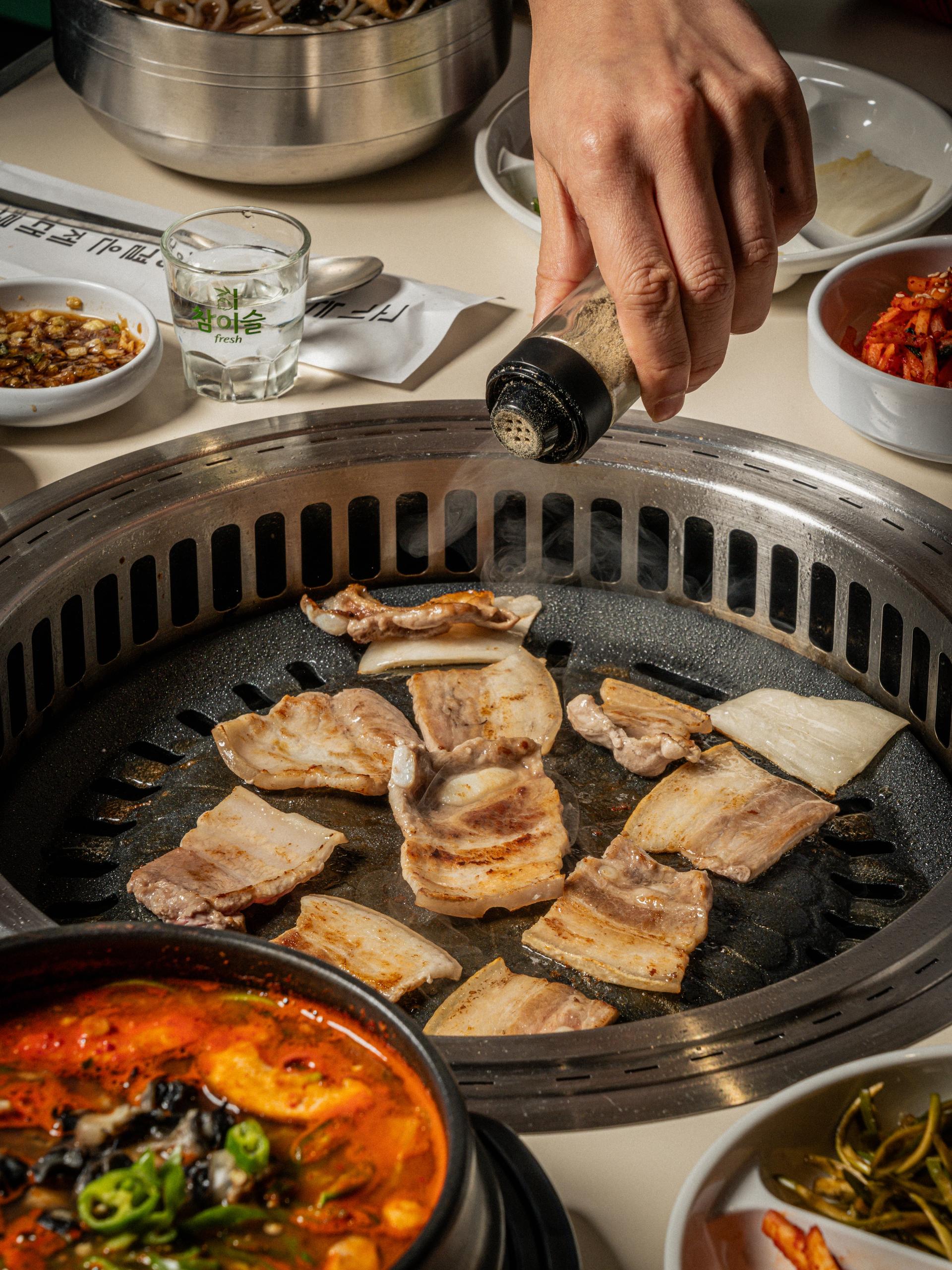 지대로 맛돼지 직원 손 연출 플레이스촬영 13 - 소몽스튜디오