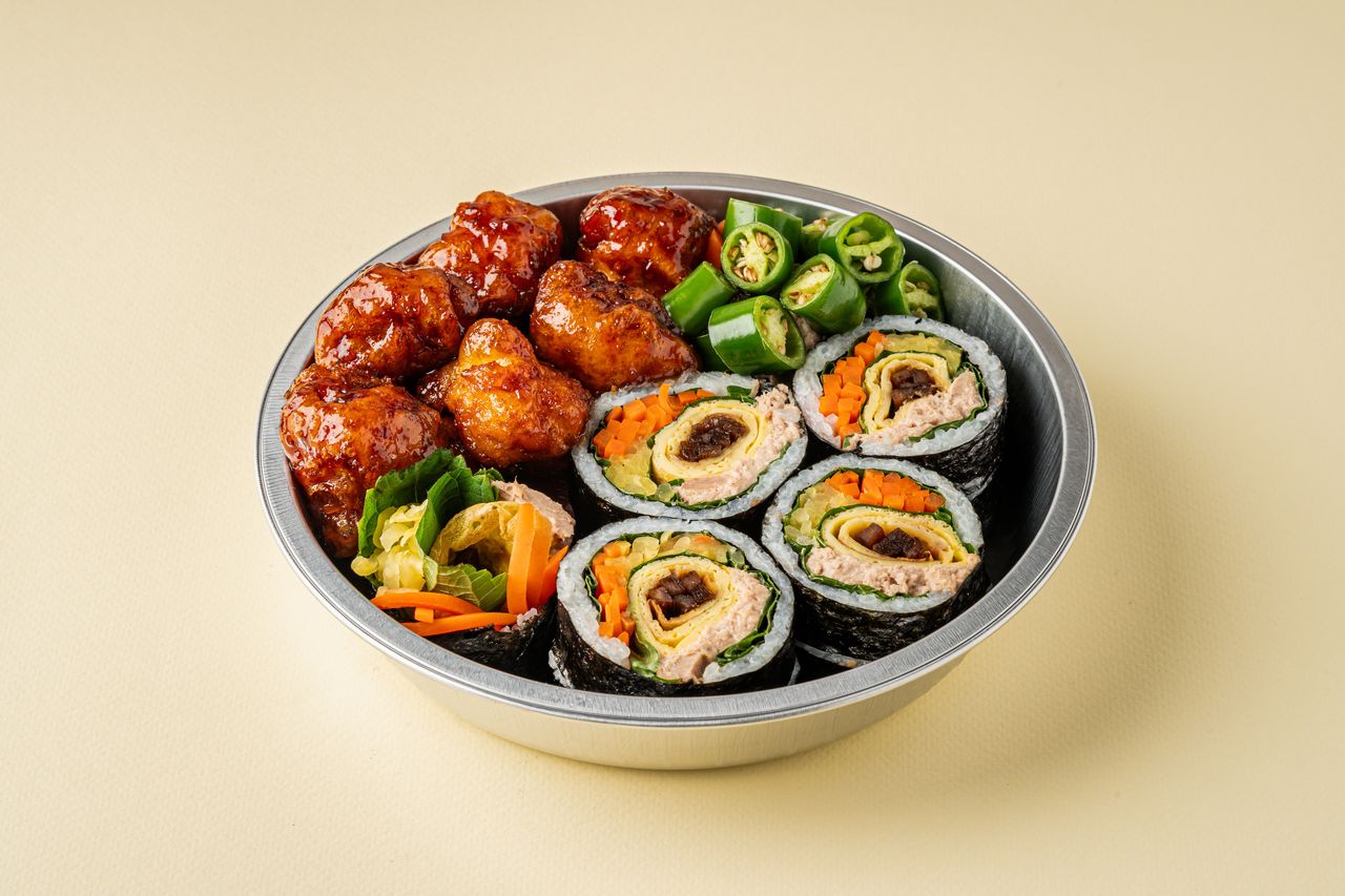 반반한김밥 - 김밥과 양념치킨 세트 구성