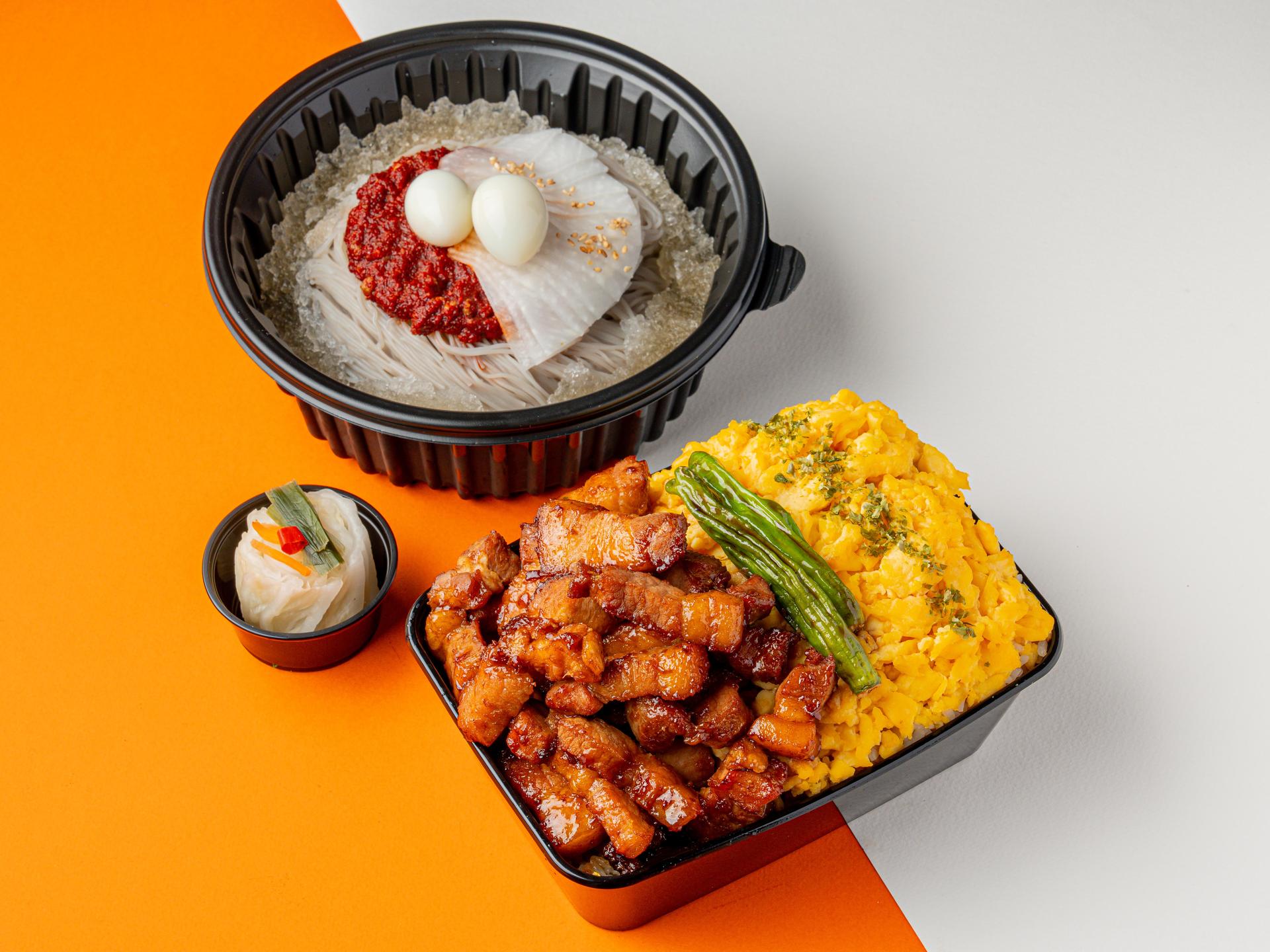욕심쟁이 고기덮밥 배달음식사진 - 포장 컷 (한상 차림 컷)