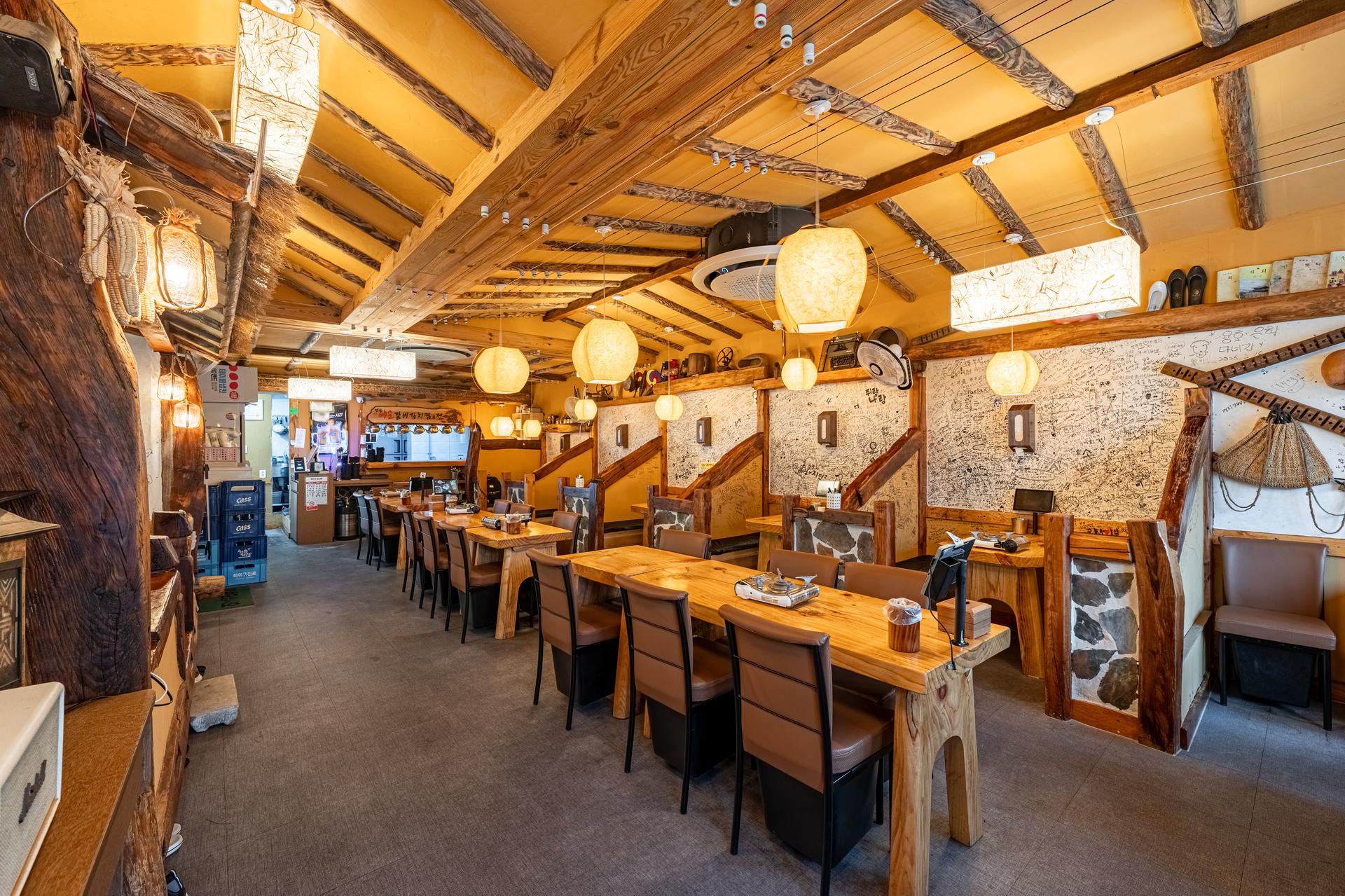 성남 모란 한식주점 매장 인테리어 촬영, 예스러운 통나무 홀 무드컷
