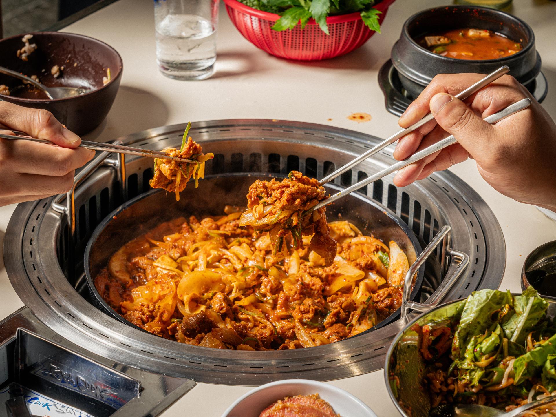 지대로 맛돼지 직원 손 연출 플레이스촬영 8 - 소몽스튜디오