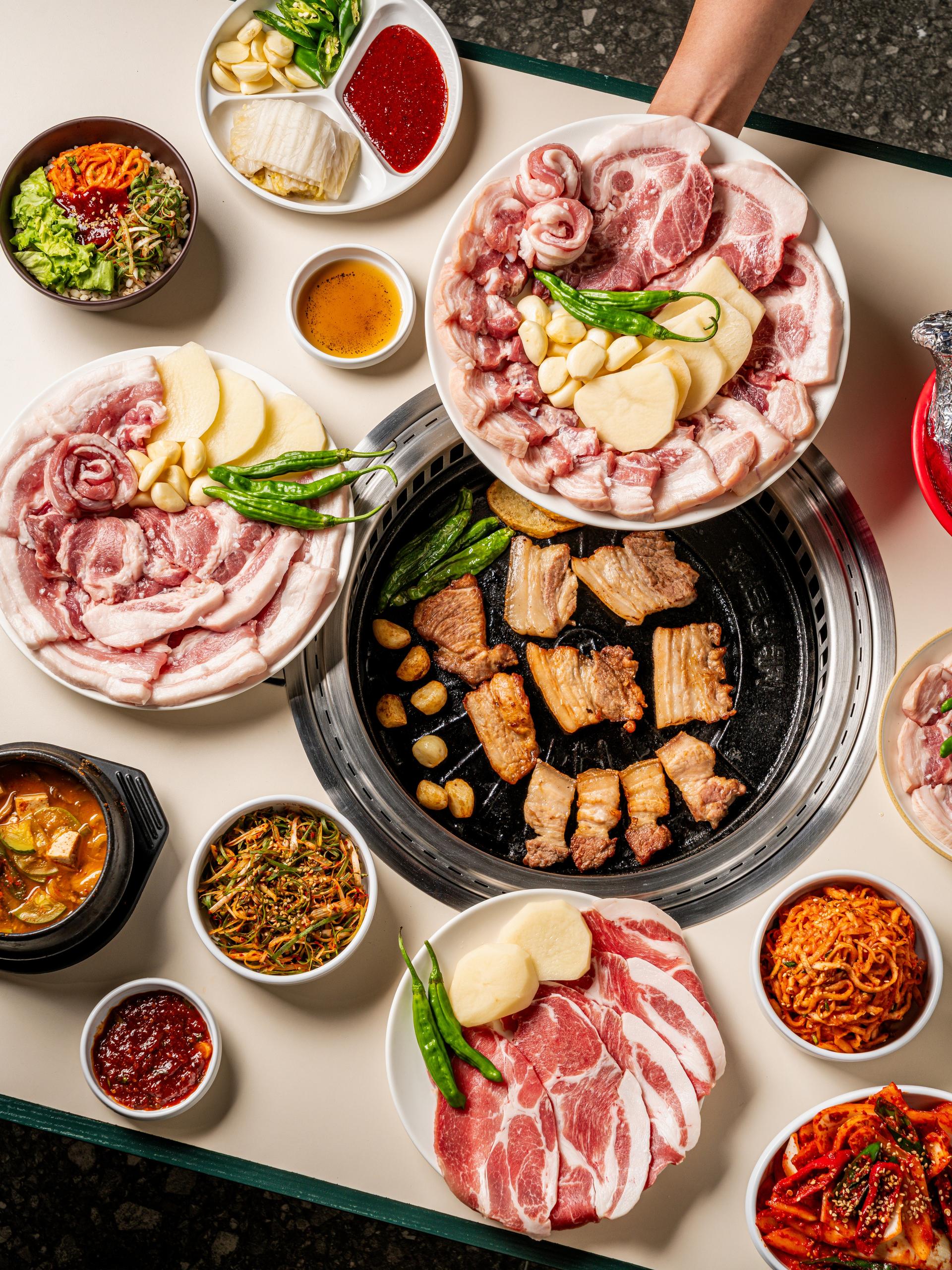 지대로 맛돼지 손님 연출컷 플레이스촬영 - 소몽스튜디오