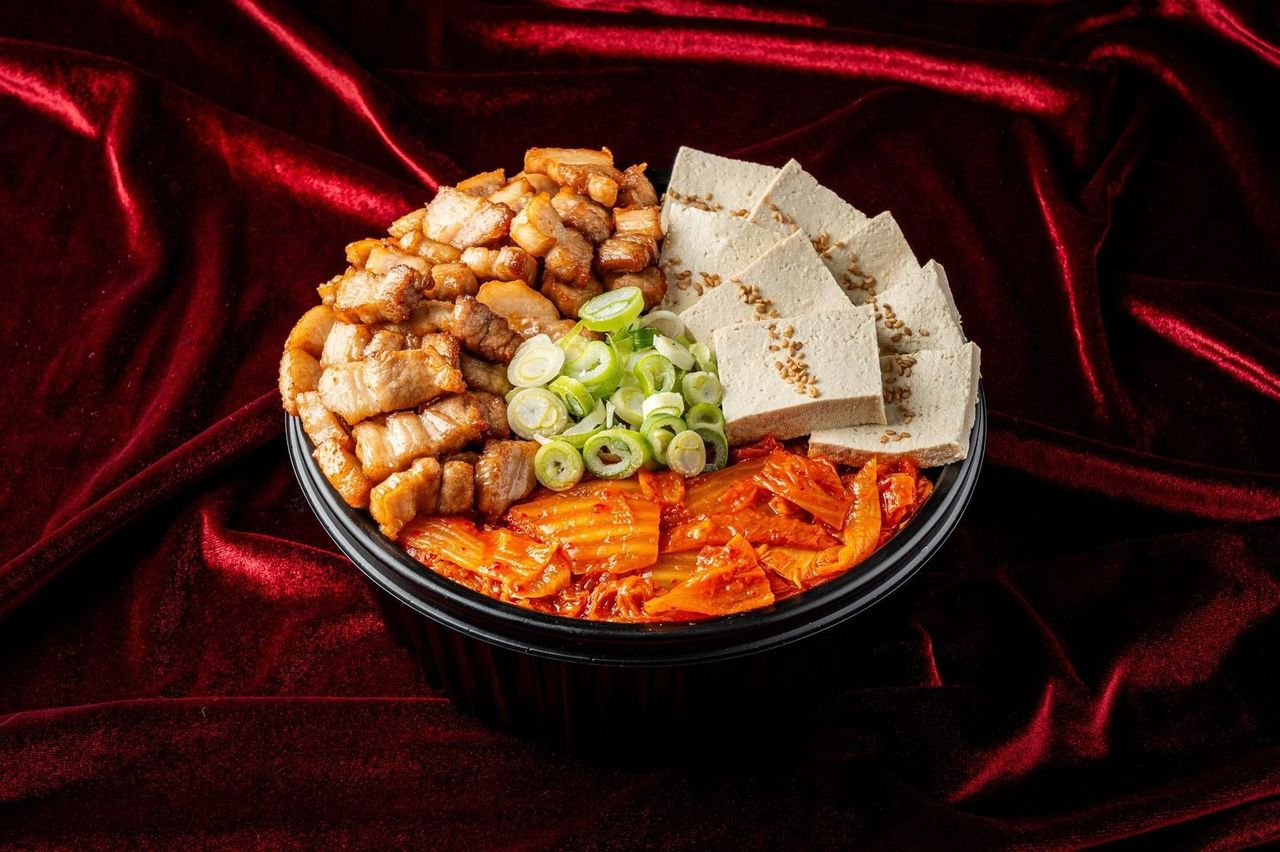 배달 전문점 배민 대표사진 예시 - 위에서 내려다본 탑뷰 구도의 배달음식컷