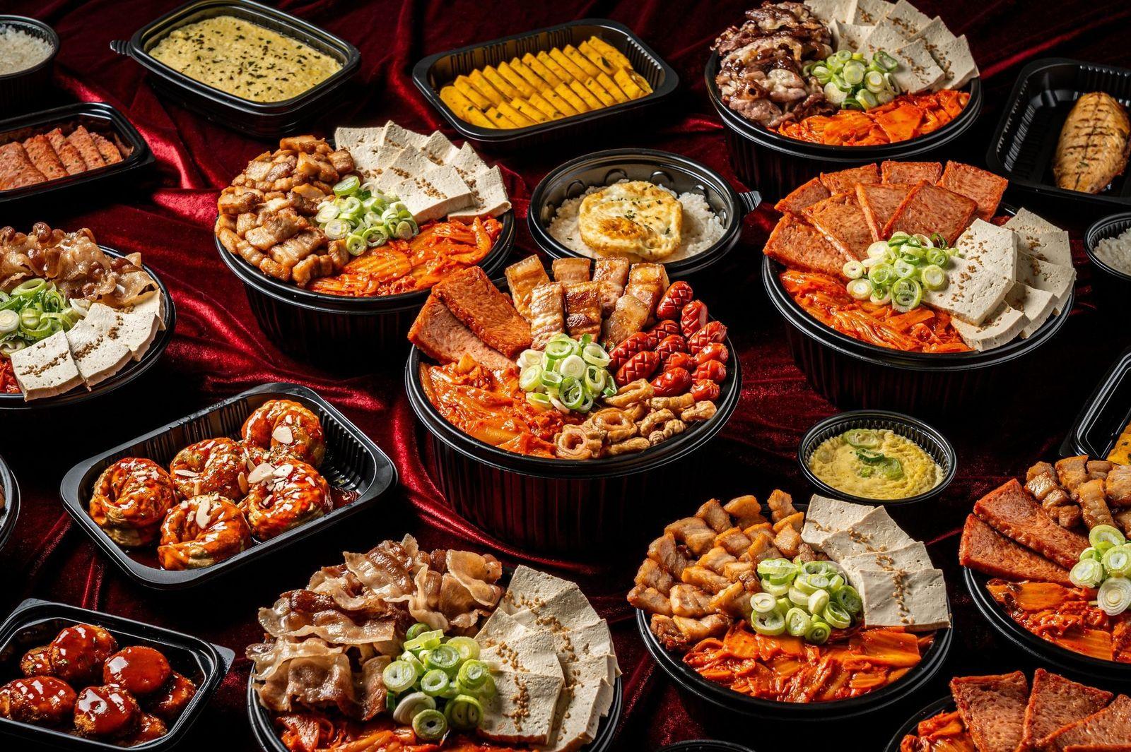 영도 김치찜 배달음식사진 - 사이드 메뉴 컷 (한상 차림 컷)