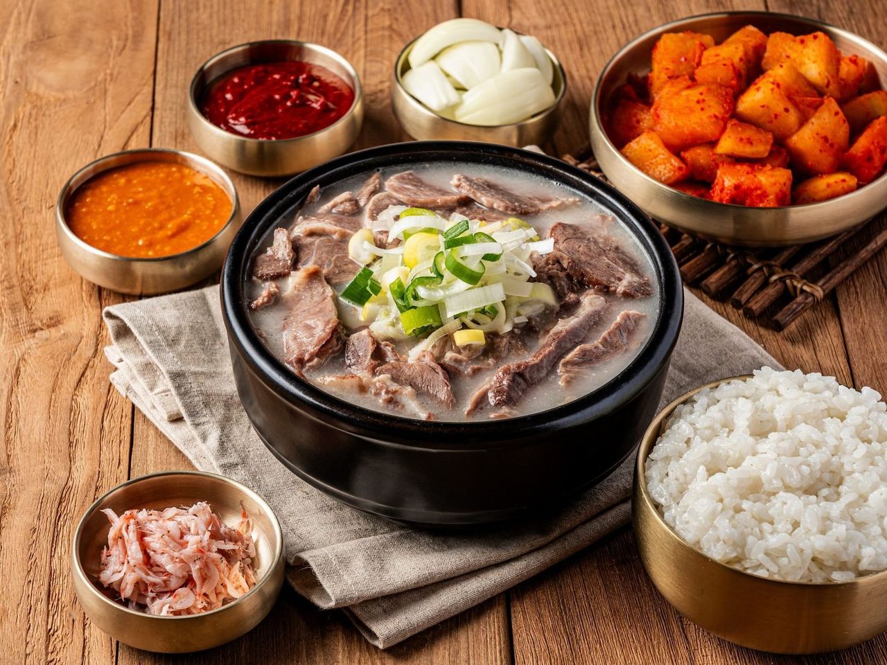 국밥 배달 음식사진촬영 예시 - 뚝배기 국밥의 국물과 건더기를 살린 배달 대표컷