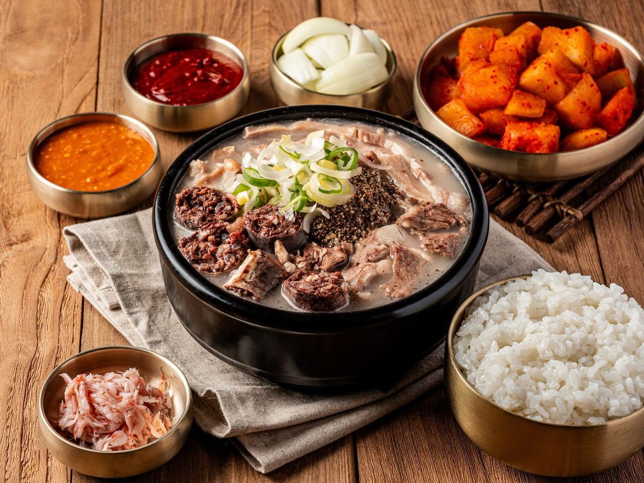 국밥 배달 음식사진촬영 예시 - 뚝배기에 담긴 국밥의 김과 질감을 강조한 컷