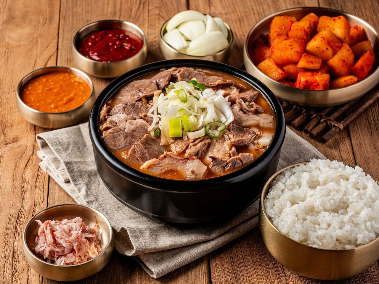 국밥 배달 음식사진촬영 예시 - 순대·수육 등 건더기 구성을 보여주는 배달컷