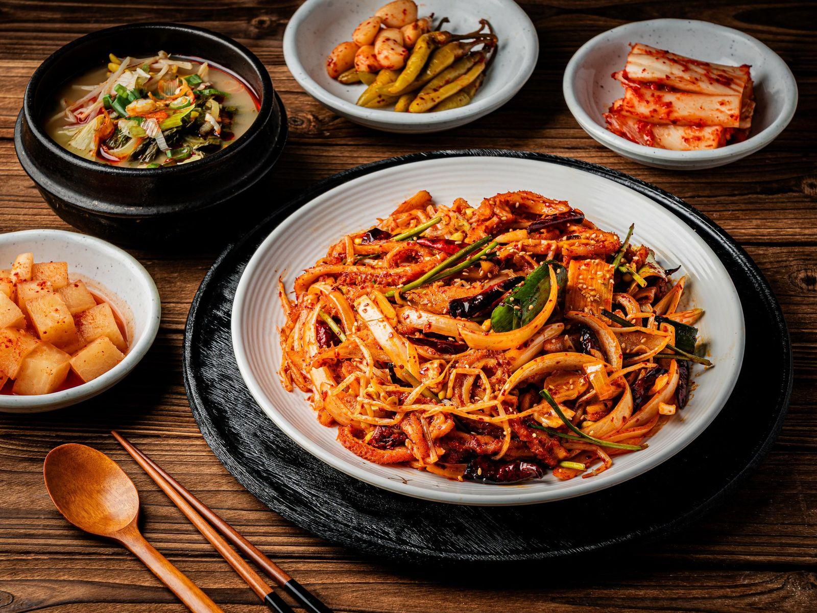양지리 가마솥 나무 배경 메뉴사진 - 사이드 메뉴 컷