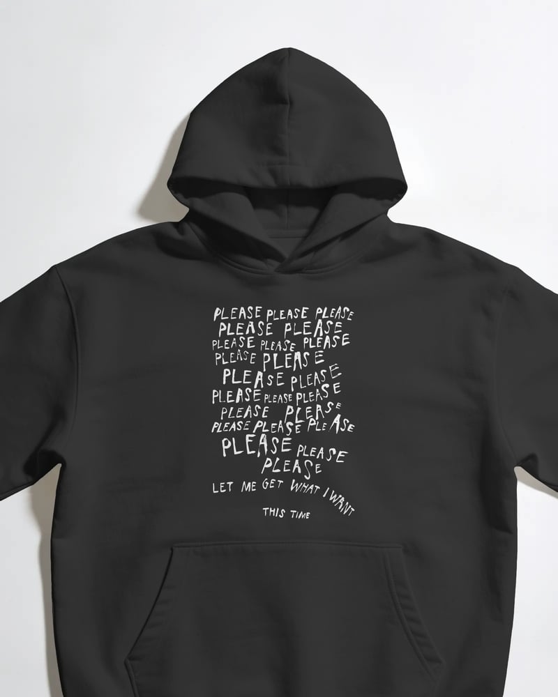 Siyah oversize kapüşonlu sweatshirt üzerinde The Smiths Please baskısı, tipografik tarzı, fotoğraf 1/3