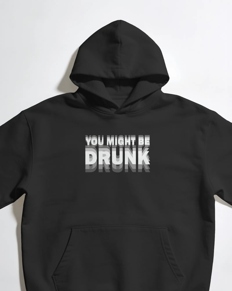 Siyah oversize kapüşonlu sweatshirt üzerinde You Might be Drunk baskısı, tipografik tarzı, fotoğraf 1/3
