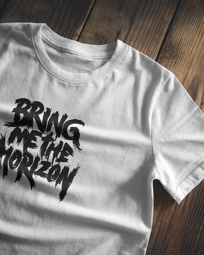 Beyaz regular tişört üzerinde Bring me the Horizon baskısı, tipografik tarzı, fotoğraf 1/3