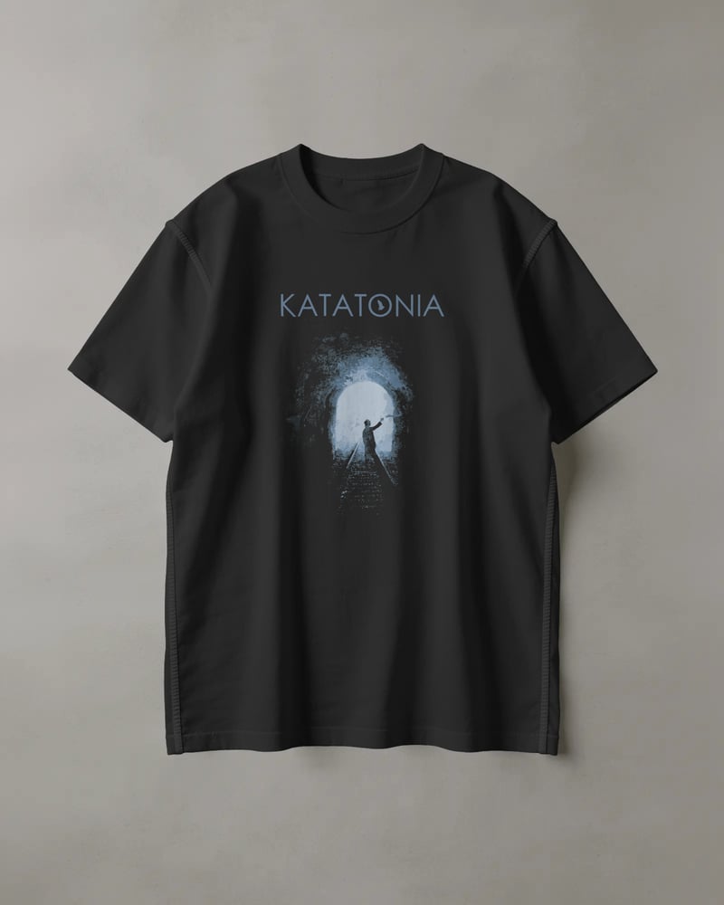 Siyah regular tişört üzerinde Katatonia baskısı, fotoğraf 1/3