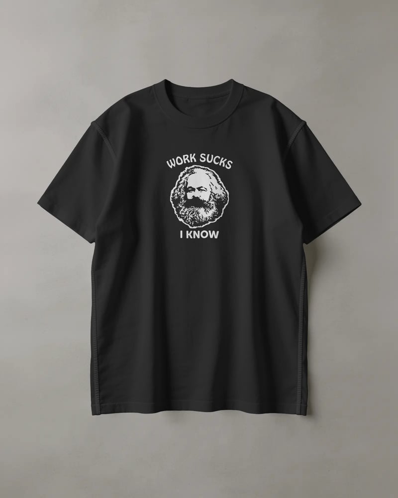 Siyah regular tişört üzerinde Work Sucks Karl Marx baskısı, tipografik tarzı, fotoğraf 1/3