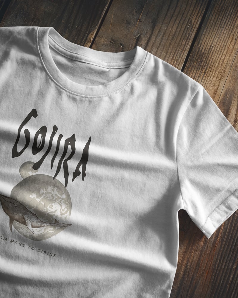 Beyaz regular tişört üzerinde Gojira baskısı, fotoğraf 1/3