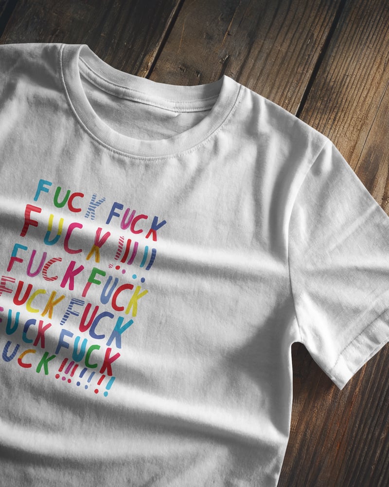 Beyaz regular tişört üzerinde F*ck F*ck F*ck baskısı, tipografik tarzı, fotoğraf 1/3