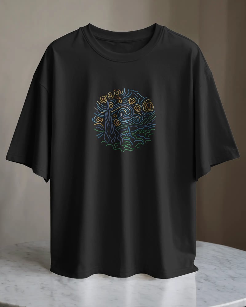Siyah regular tişört üzerinde Van Gogh Starry Night Oval baskısı, minimal tarzı, fotoğraf 1/3
