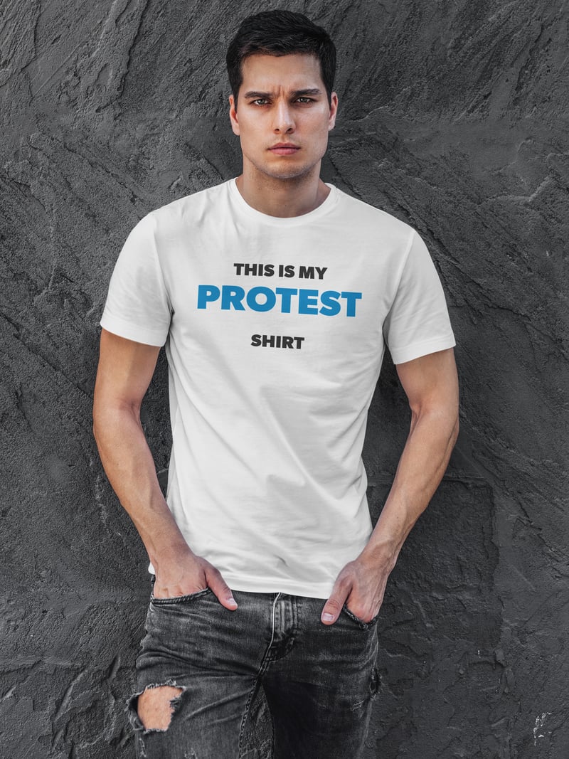 Beyaz regular tişört üzerinde Protest baskısı, tipografik tarzı, fotoğraf 1/6