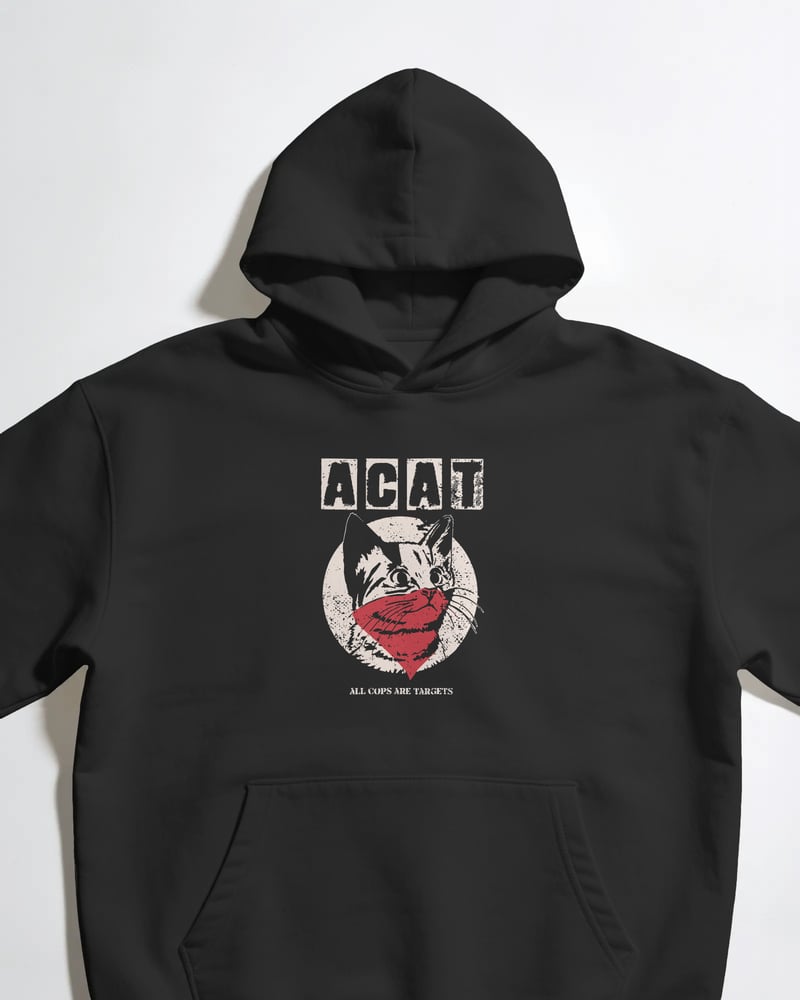 Siyah oversize kapüşonlu sweatshirt üzerinde ACAT Militan Kedi baskısı, kedi figürlü, fotoğraf 1/3