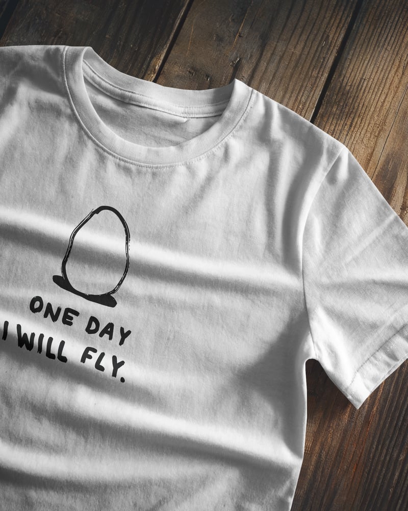 Beyaz regular tişört üzerinde One Day I Will Fly baskısı, tipografik tarzı, fotoğraf 1/3