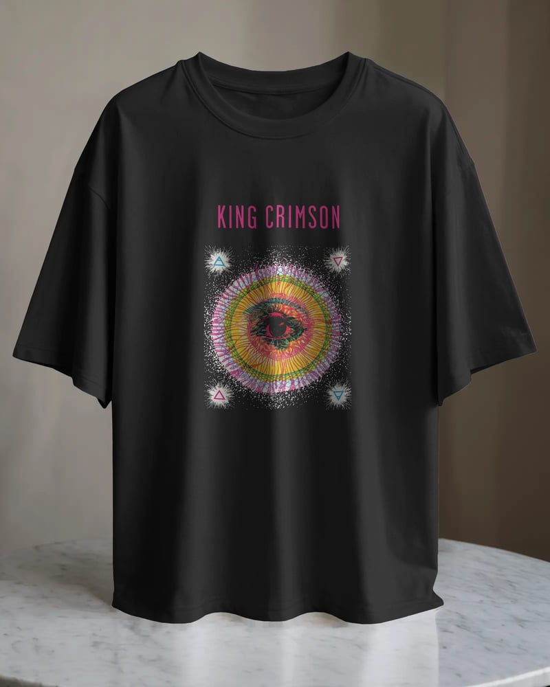 Siyah regular tişört üzerinde King Crimson Üçgenli Göz baskısı, psikedelik tarzı, fotoğraf 1/3