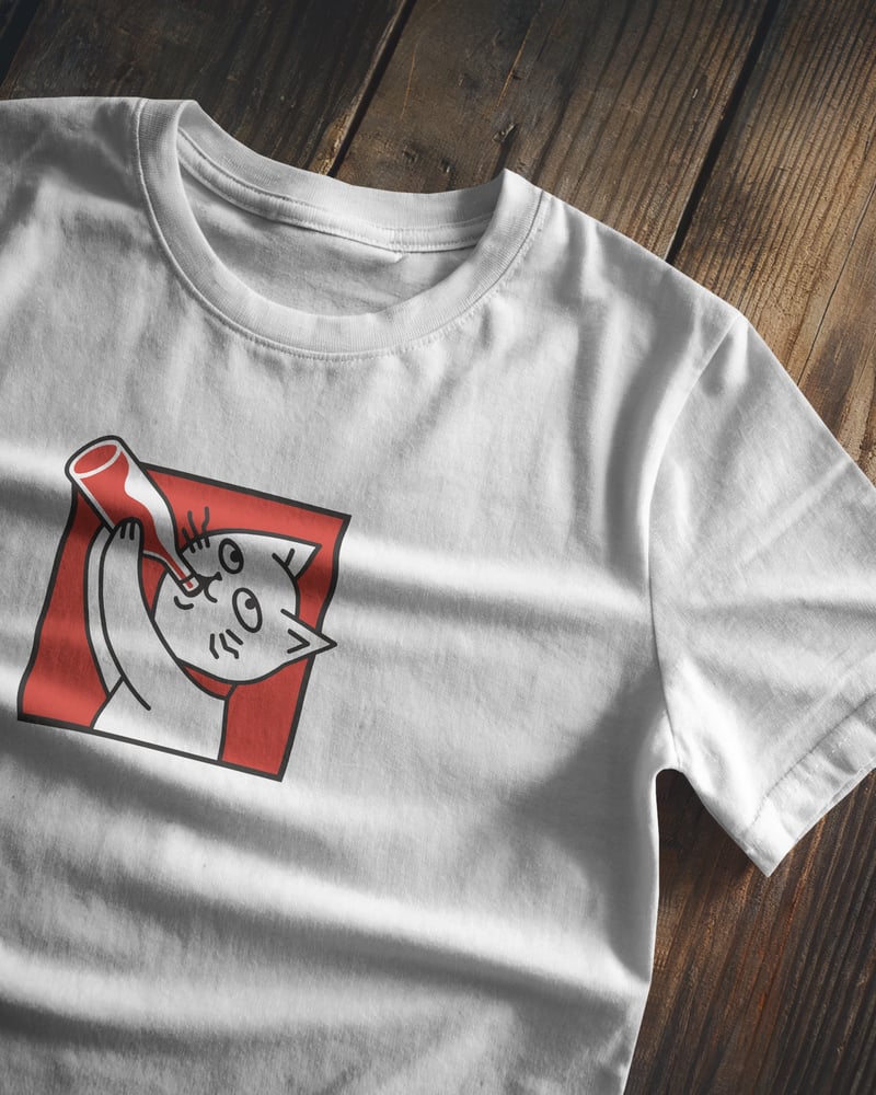 Beyaz regular tişört üzerinde Drunk Cat baskısı, kedi figürlü, fotoğraf 1/3