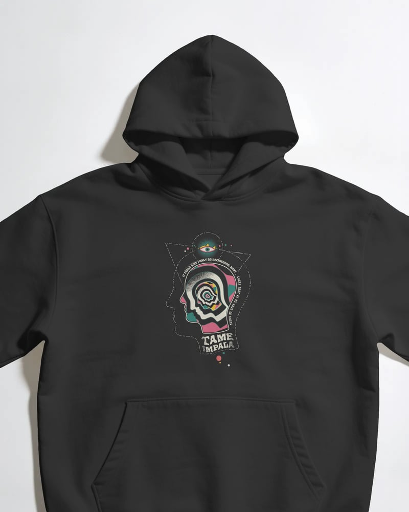 Siyah oversize kapüşonlu sweatshirt üzerinde Tame Impala It Feels Like baskısı, psikedelik tarzı, fotoğraf 1/3