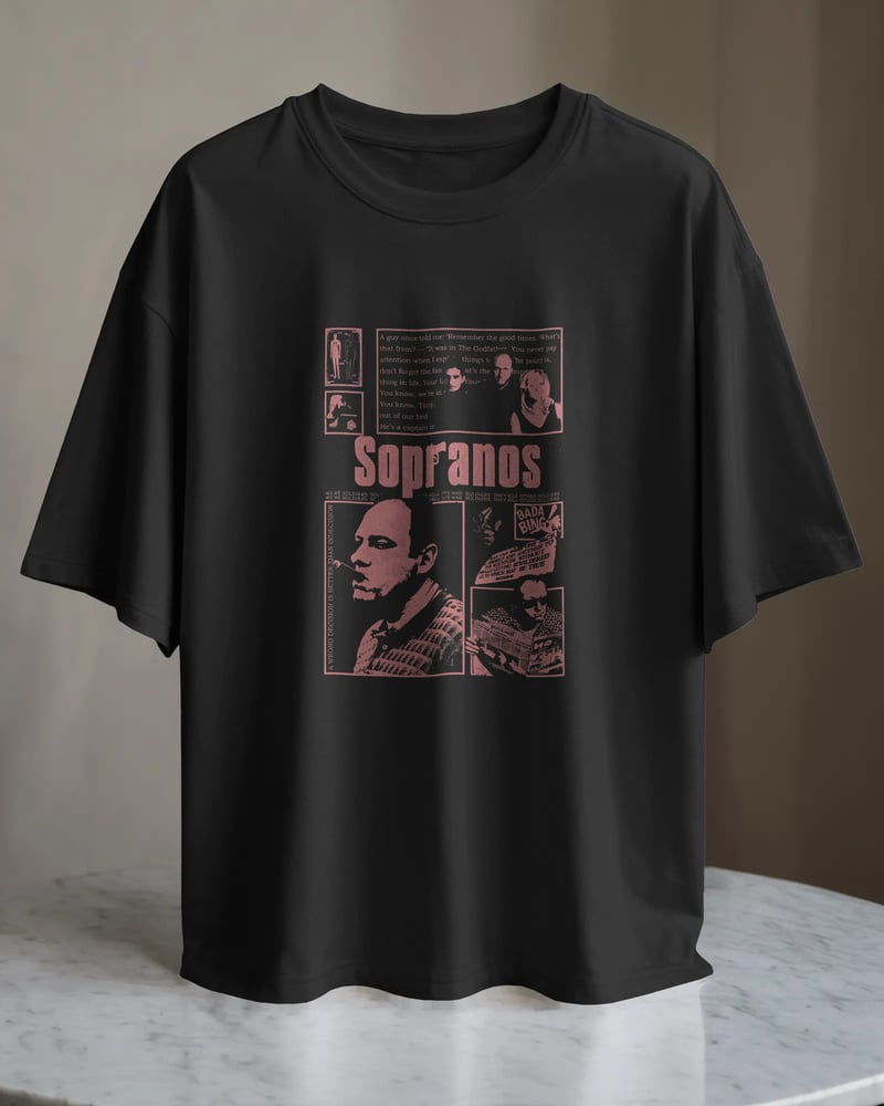 Siyah regular tişört üzerinde The Sopranos baskısı, vintage tarzı, fotoğraf 1/3