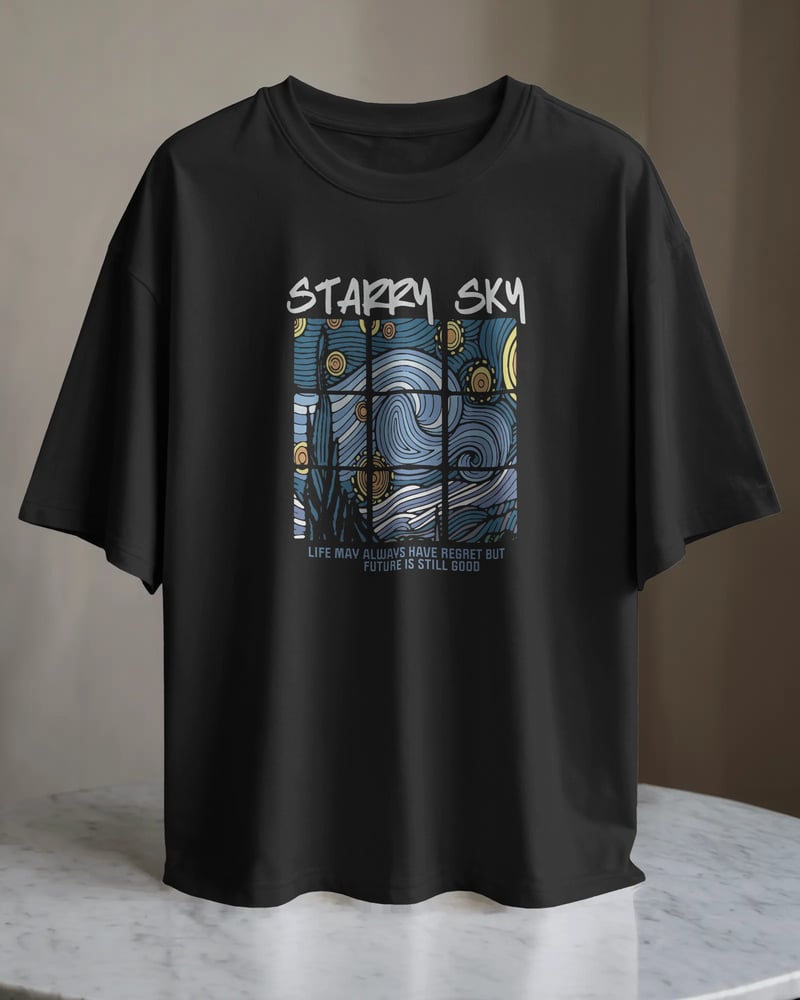 Siyah regular tişört üzerinde Van Gogh Starry Night baskısı, fotoğraf 1/3