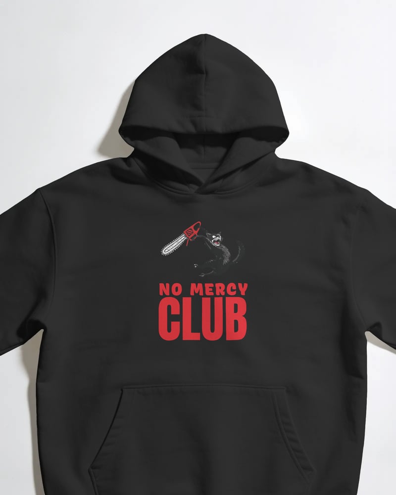 Siyah oversize kapüşonlu sweatshirt üzerinde No Mercy Club baskısı, kedi figürlü, fotoğraf 1/3
