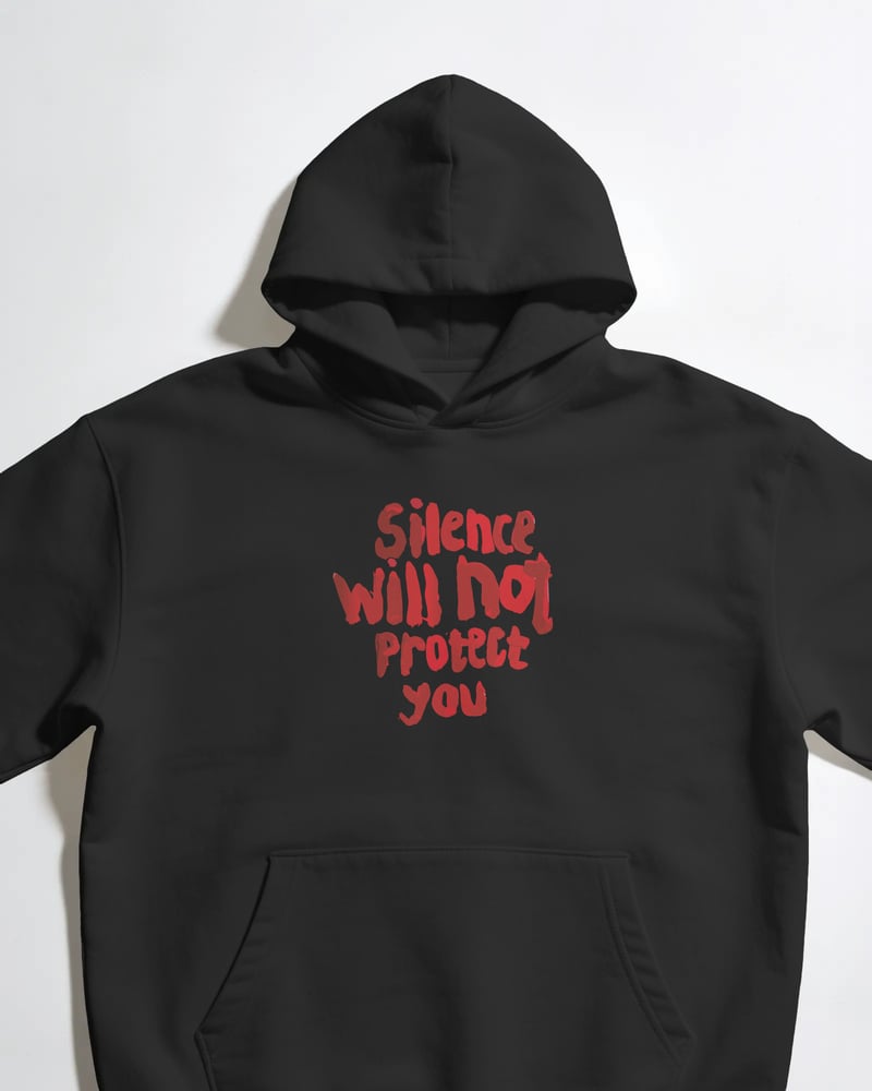 Siyah oversize kapüşonlu sweatshirt üzerinde Silence Will Not Protect You baskısı, tipografik tarzı, fotoğraf 1/3