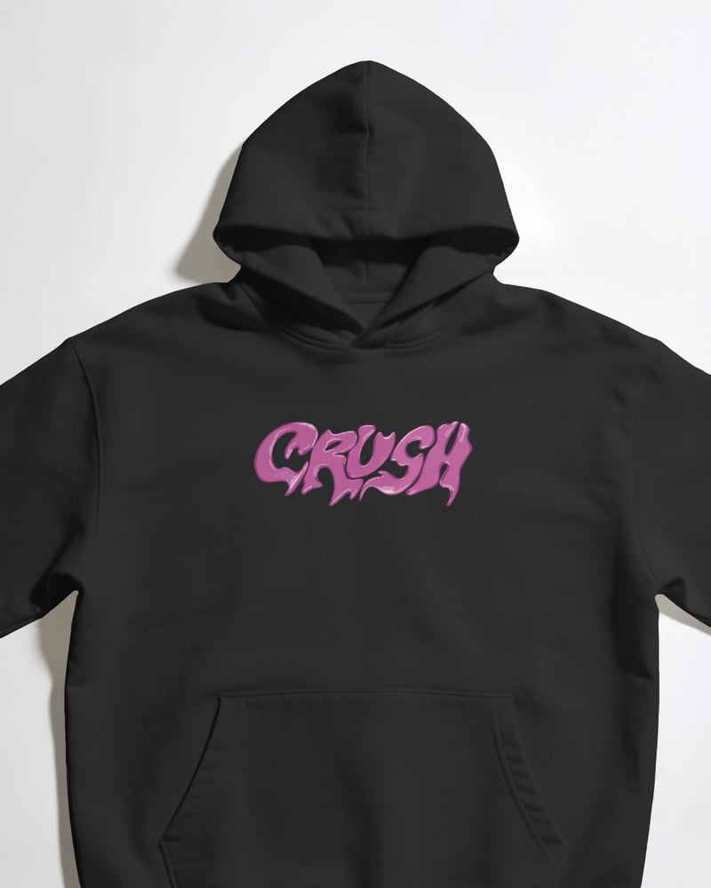 Siyah oversize kapüşonlu sweatshirt üzerinde Crush Pembe Damlalı baskısı, tipografik tarzı, fotoğraf 1/3