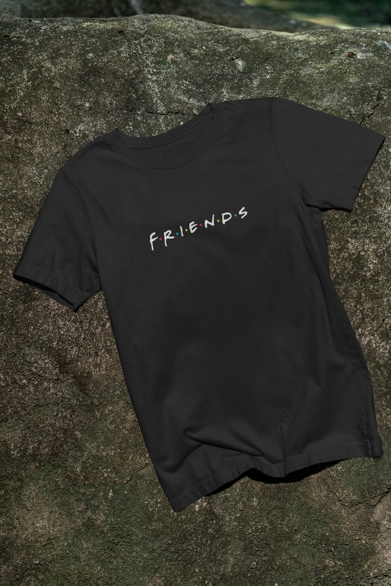 Siyah regular tişört üzerinde Friends baskısı, tipografik tarzı, fotoğraf 1/3