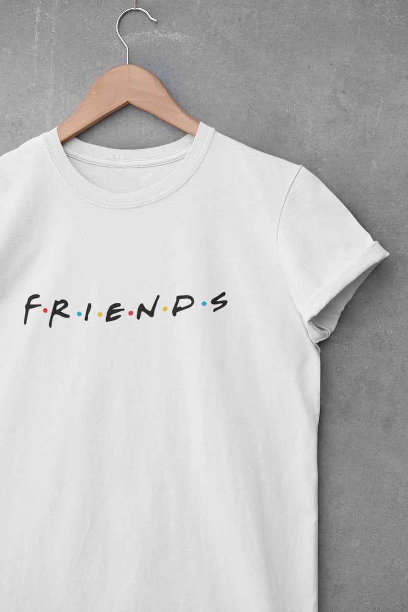 Beyaz regular tişört üzerinde Friends baskısı, fotoğraf 1/3