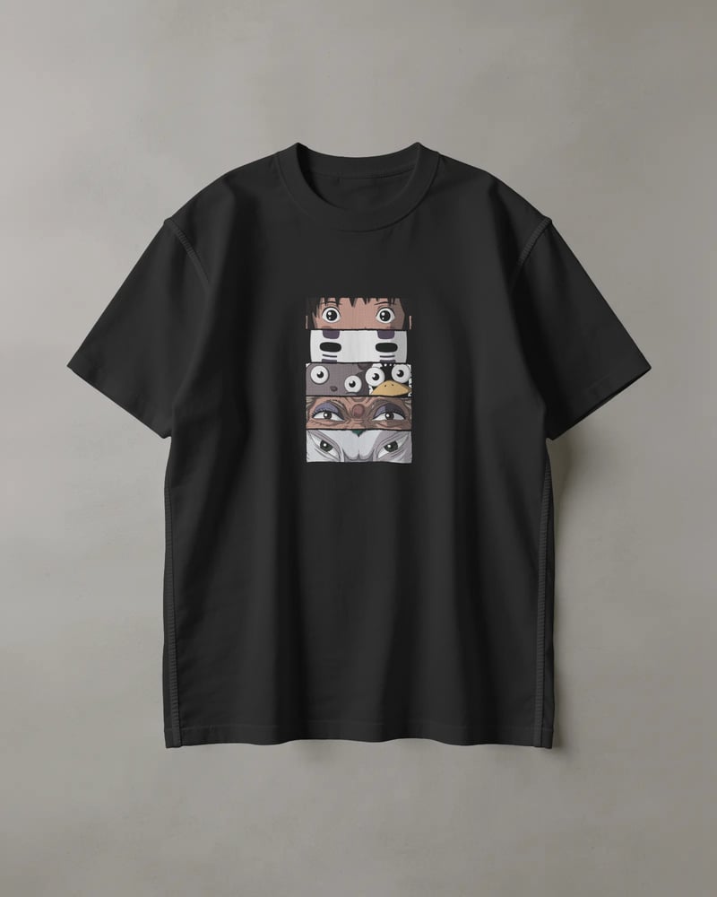 Siyah regular tişört üzerinde Spirited Away baskısı, fotoğraf 1/3
