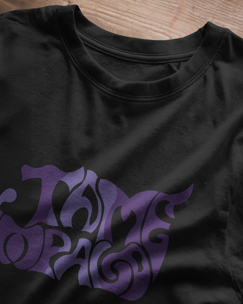 Siyah regular tişört üzerinde Tame Impala Logo baskısı, psikedelik tarzı, fotoğraf 1/3