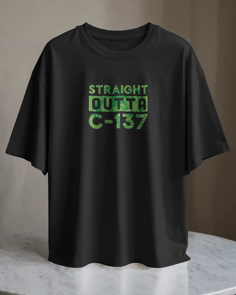 Siyah regular tişört üzerinde Rick and Morty Straight Outta C-137 baskısı, tipografik tarzı, fotoğraf 1/3