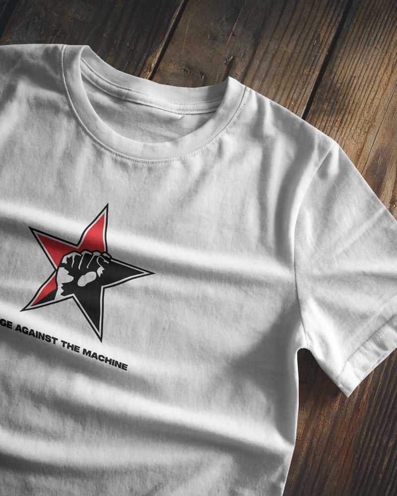 Beyaz regular tişört üzerinde Rage Against the Machine baskısı, fotoğraf 1/3