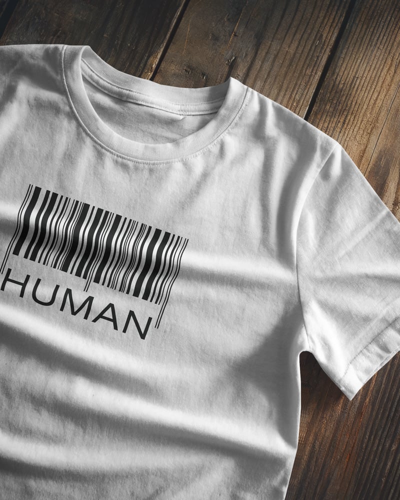 Beyaz regular tişört üzerinde Human Barcode baskısı, minimal tarzı, fotoğraf 1/3