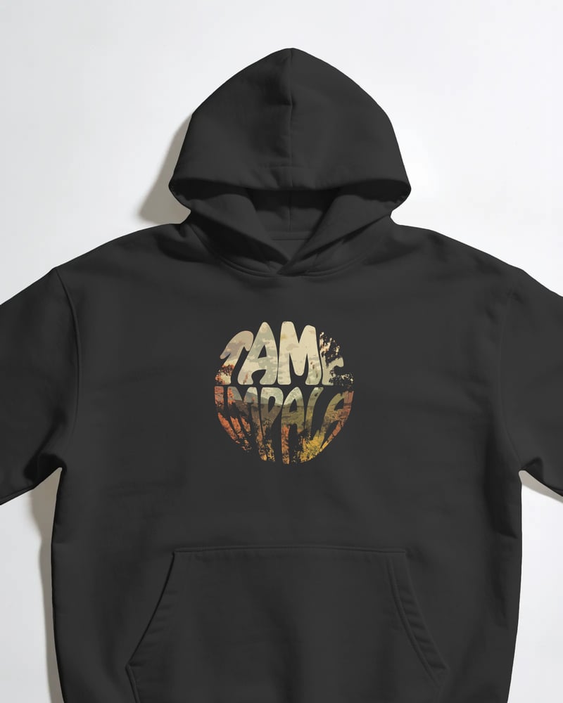 Siyah oversize kapüşonlu sweatshirt üzerinde Tame Impala Cover baskısı, psikedelik tarzı, fotoğraf 1/3