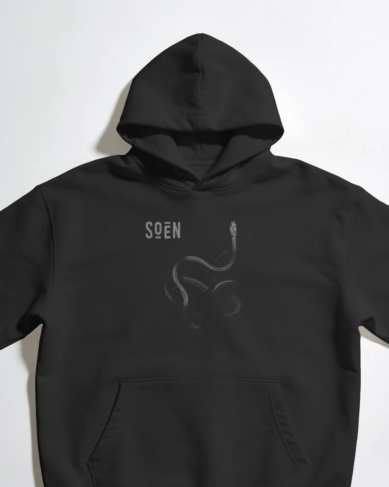 Siyah oversize kapüşonlu sweatshirt üzerinde Soen baskısı, yılan figürlü, fotoğraf 1/3