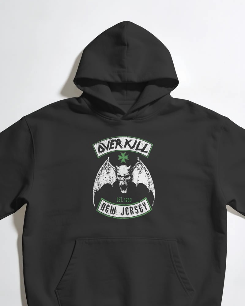Siyah oversize kapüşonlu sweatshirt üzerinde Overkill New Jersey baskısı, kafatası figürlü, fotoğraf 1/3