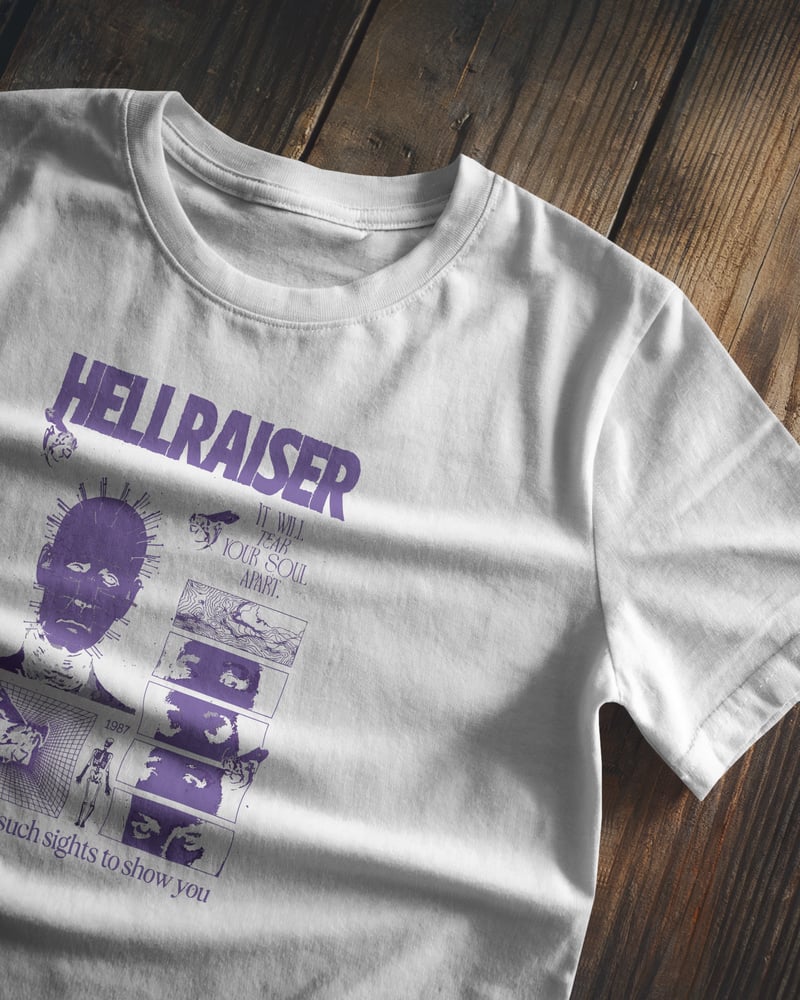 Beyaz regular tişört üzerinde Hellraiser baskısı, fotoğraf 1/3