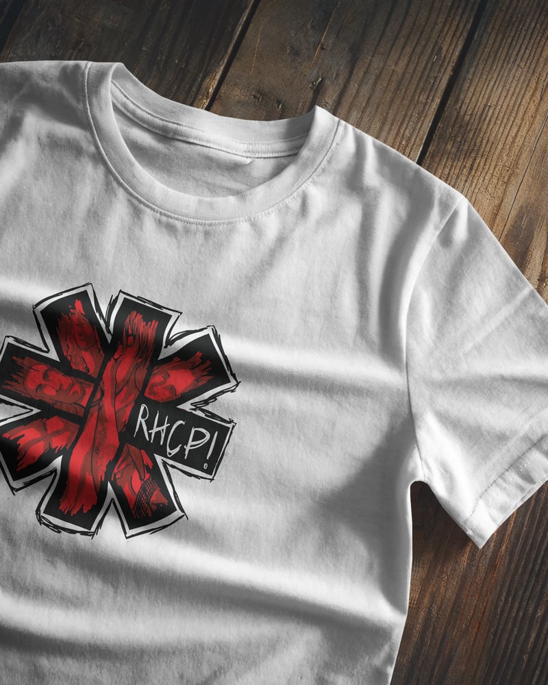 Beyaz regular tişört üzerinde Red Hot Chili Peppers RHCP Yüzler baskısı, fotoğraf 1/3