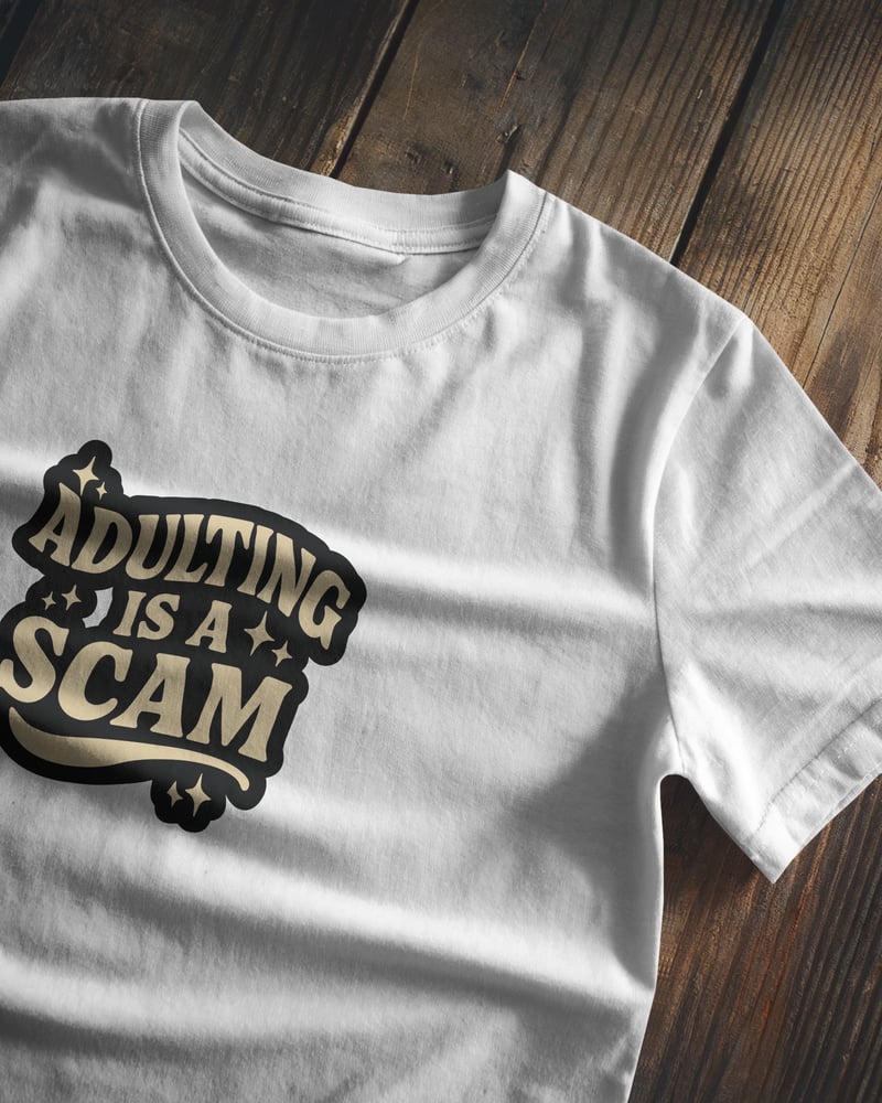 Beyaz regular tişört üzerinde Adulting is a Scam baskısı, fotoğraf 1/3