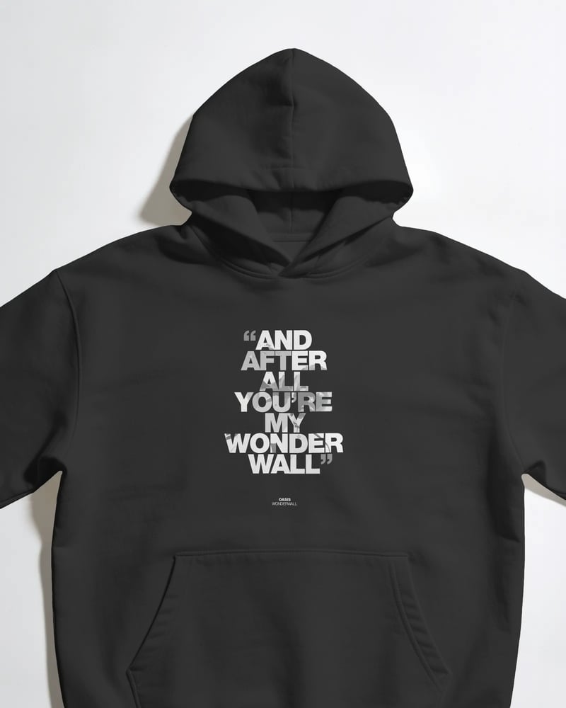 Siyah oversize kapüşonlu sweatshirt üzerinde Oasis You're My Wonderwall baskısı, tipografik tarzı, fotoğraf 1/3