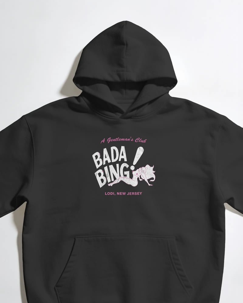 Siyah oversize kapüşonlu sweatshirt üzerinde The Sopranos Bada Bing baskısı, retro tarzı, fotoğraf 1/3