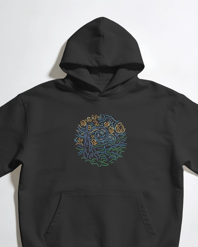 Siyah oversize kapüşonlu sweatshirt üzerinde Van Gogh Starry Night Oval baskısı, minimal tarzı, fotoğraf 1/3